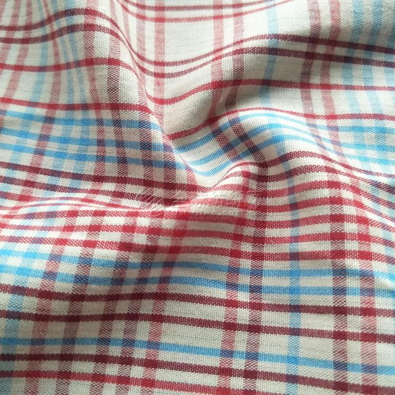 在选择适合制作冬季服饰的面料时,你可能会面临一个难题:是选梭织布还是灯芯绒?这两大类材质各有千秋。今天我们就一起来探讨一下这两者的优缺点。