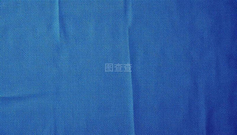 在纺织行业,常常会听到“坯布”与“胚布”的说法。很多人以为它们是一回事,其实不然。今天我们就来详细探讨一下这两种面料的区别。